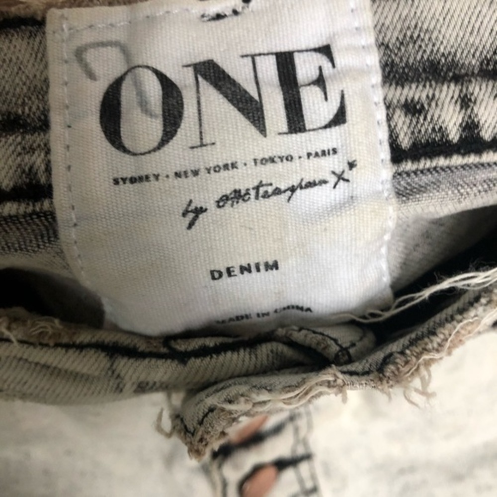 ONE high waisted distressed shorts size25 - Picture 3 of 6